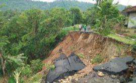 Akses Jalan Ekonomi Sawahan-Semin Rusak Parah